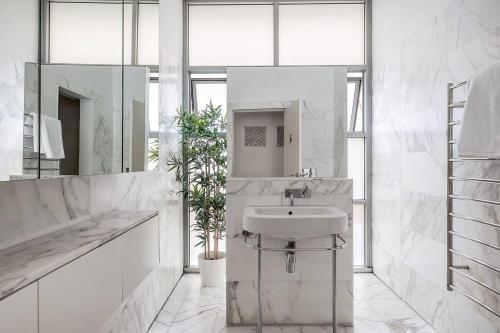 Elite Beachside Holiday Home / Tamarama