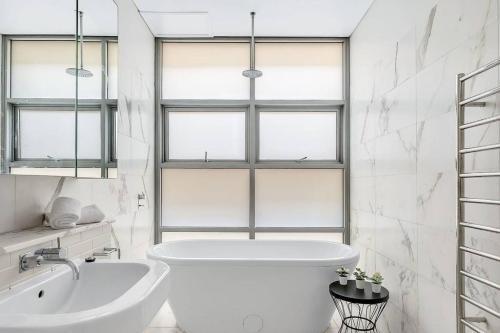 Elite Beachside Holiday Home / Tamarama