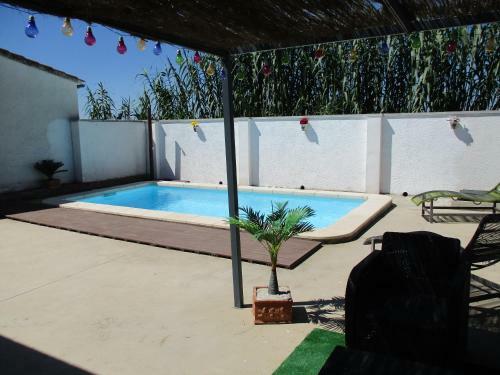 Casa Con Piscina Privada En Barrio Tranquilo