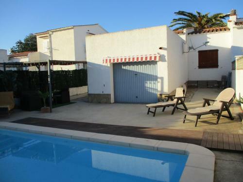 Casa Con Piscina Privada En Barrio Tranquilo