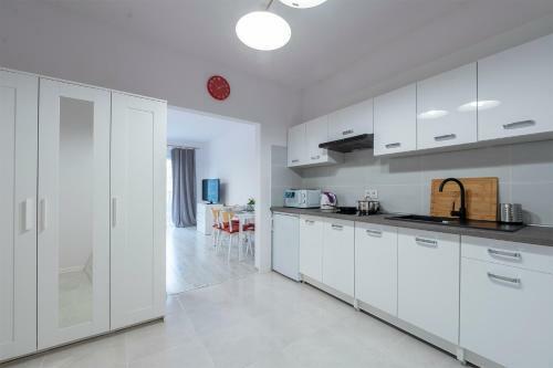 Apartamento Luxury City Gates (3)studio, Bright & Secure.
