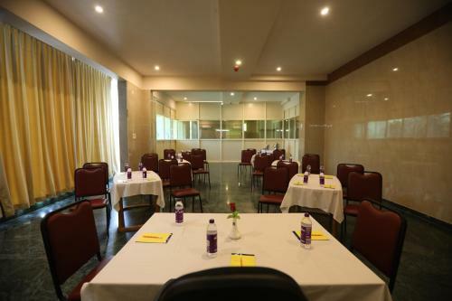 Hotel Jk Golden Embassy