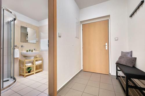 Dvoul??kov� Apartm�n V Klidn� ?�sti T?ebon?