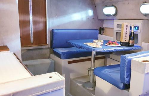 Unique Boat & Breakfast With Lake Cruise
