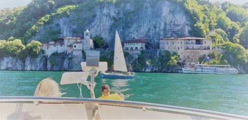 Unique Boat & Breakfast With Lake Cruise