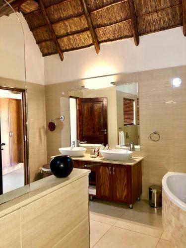 Hotel Golden Impalas Bush Resort