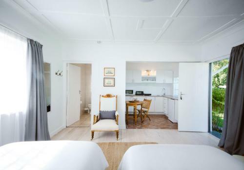 Hostal Whispering Oaks Guest House