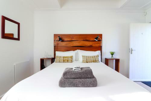 Hostal Whispering Oaks Guest House