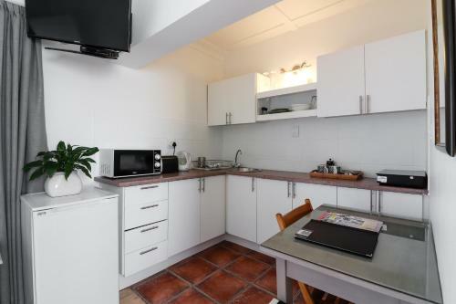Hostal Whispering Oaks Guest House