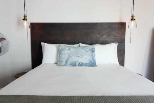 Hostal Whispering Oaks Guest House