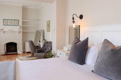 Hostal Whispering Oaks Guest House