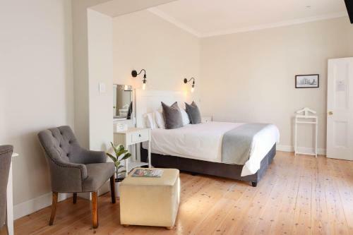 Hostal Whispering Oaks Guest House