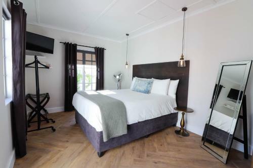 Hostal Whispering Oaks Guest House