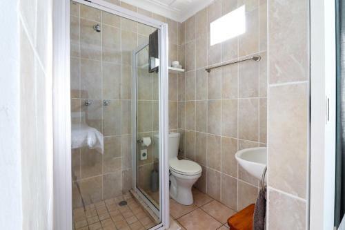 Hostal Whispering Oaks Guest House