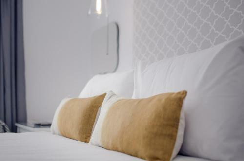 Hostal Whispering Oaks Guest House