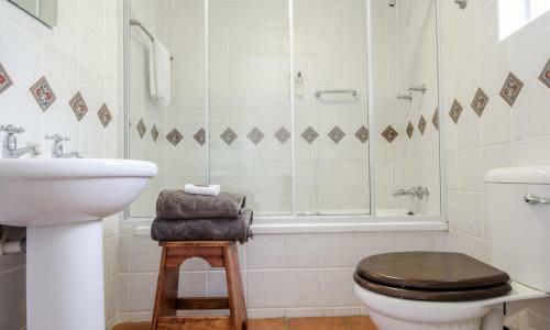 Hostal Whispering Oaks Guest House