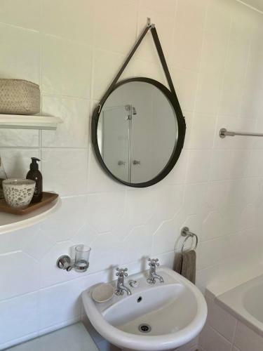 Hostal Whispering Oaks Guest House