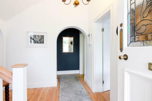 Hostal Whispering Oaks Guest House