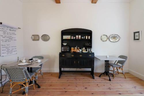 Hostal Whispering Oaks Guest House