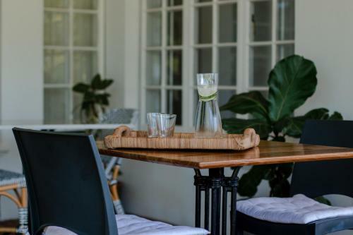 Hostal Whispering Oaks Guest House