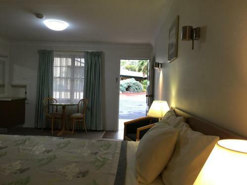 Ten Dollar Town Motel