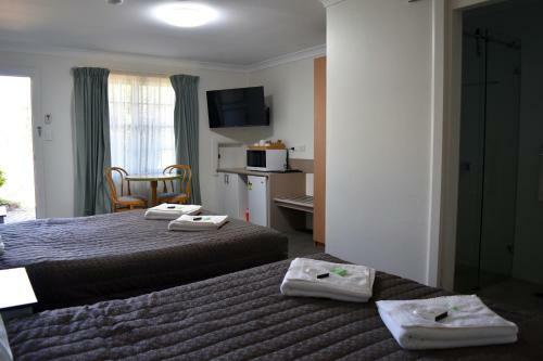 Ten Dollar Town Motel