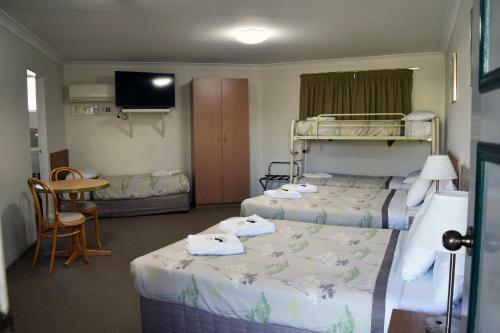 Ten Dollar Town Motel