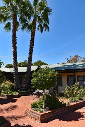 Ten Dollar Town Motel