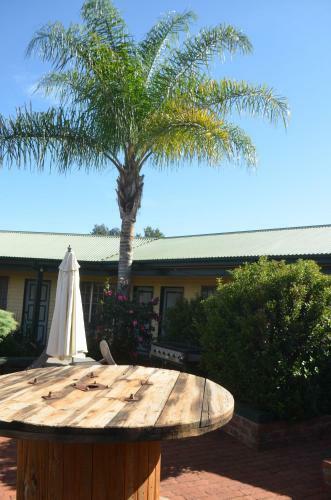 Ten Dollar Town Motel