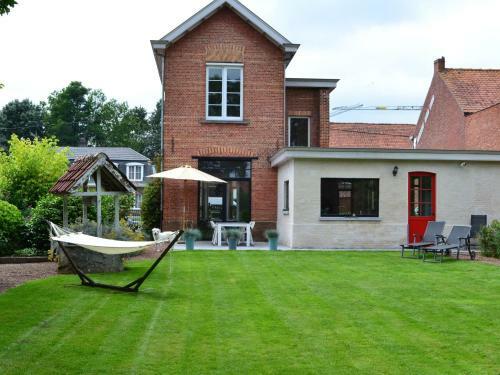 Charming Holiday Home In Oosteeklo With Garden