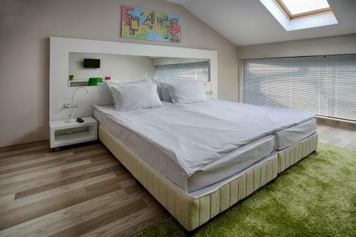 Hotel Executive Rooms And Suites Play
