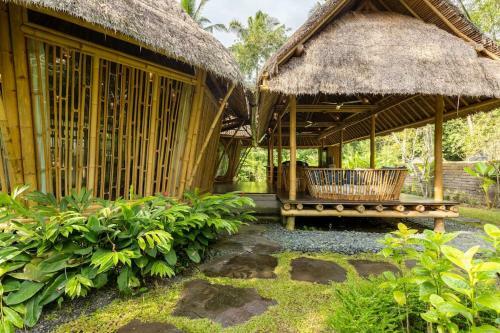 Villa Pondok Indah - 2 Bds Eco Bamboo House, Garden