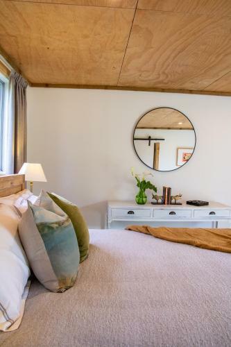 Hotel Parohe Island Retreat