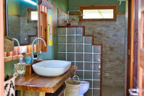 Hostal Te Hina Vai - Moorea Beachfront Bungalow