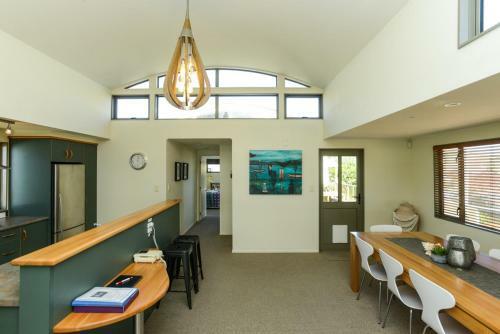 Napier Sea Views - Ahuriri Holiday House