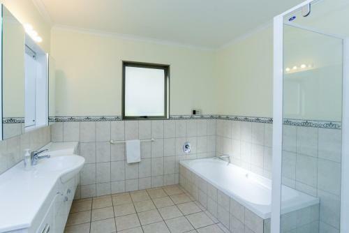Napier Sea Views - Ahuriri Holiday House
