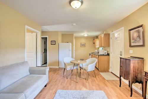 Apartamento Guntersville Hideaway With Deck, Rocking Chairs