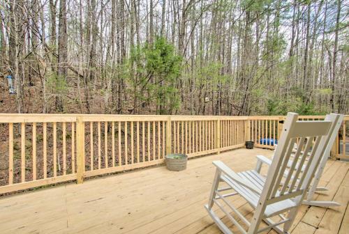 Apartamento Guntersville Hideaway With Deck, Rocking Chairs
