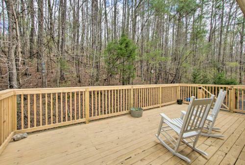 Apartamento Guntersville Hideaway With Deck, Rocking Chairs