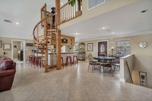 Spacious Private Bayfront & Pet Friendly 5bd/3ba + Bonus Loft