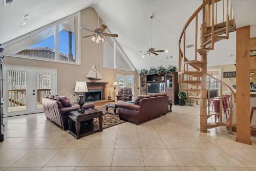 Spacious Private Bayfront & Pet Friendly 5bd/3ba + Bonus Loft