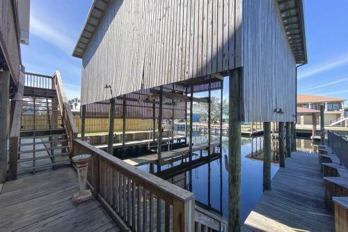 Spacious Private Bayfront & Pet Friendly 5bd/3ba + Bonus Loft