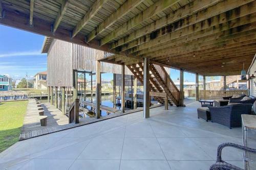 Spacious Private Bayfront & Pet Friendly 5bd/3ba + Bonus Loft