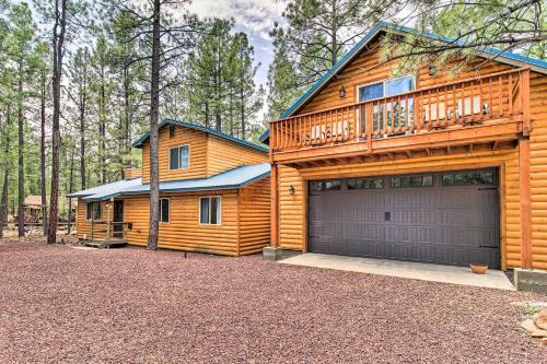 Pinetop Cabin With Deck, Private Loft, Fire Pit