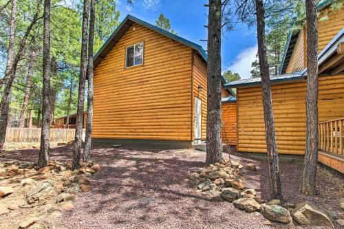 Pinetop Cabin With Deck, Private Loft, Fire Pit