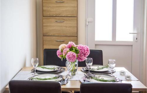 Awesome Apartment In Zdrelac With Wifi And 2 Bedrooms