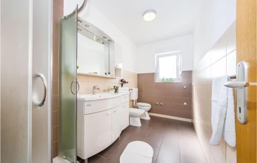 Awesome Apartment In Zdrelac With Wifi And 2 Bedrooms
