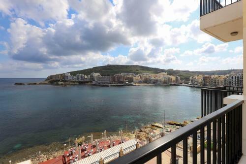Seafront Small Home Wterrace