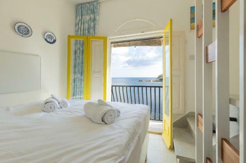 Seafront Small Home Wterrace