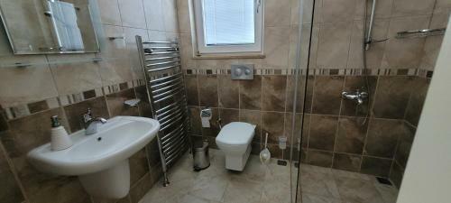 Immaculate 4-bed Villa With Large Garden And Pool